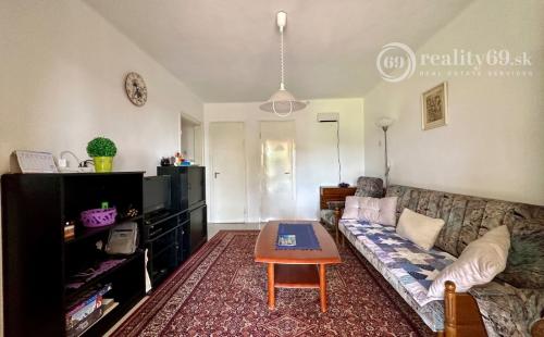 MAĎARSKO - JAZERO RAKACA - POSCHODOVÁ 4 IZBOVÁ CHATA PRI JAZERE S TERASOU.