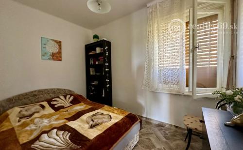 MAĎARSKO - JAZERO RAKACA - POSCHODOVÁ 4 IZBOVÁ CHATA PRI JAZERE S TERASOU.