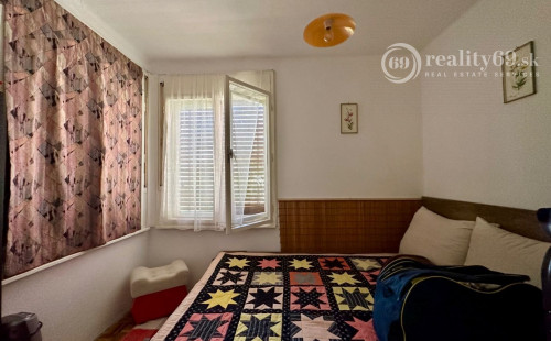 MAĎARSKO - JAZERO RAKACA - POSCHODOVÁ 4 IZBOVÁ CHATA PRI JAZERE S TERASOU.