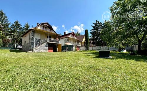 MAĎARSKO - JAZERO RAKACA - POSCHODOVÁ 4 IZBOVÁ CHATA PRI JAZERE S TERASOU.