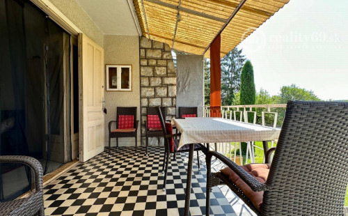 MAĎARSKO - JAZERO RAKACA - POSCHODOVÁ 4 IZBOVÁ CHATA PRI JAZERE S TERASOU.