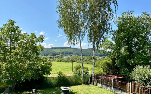 MAĎARSKO - JAZERO RAKACA - POSCHODOVÁ 4 IZBOVÁ CHATA PRI JAZERE S TERASOU.