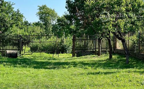 MAĎARSKO - JAZERO RAKACA - POSCHODOVÁ 4 IZBOVÁ CHATA PRI JAZERE S TERASOU.