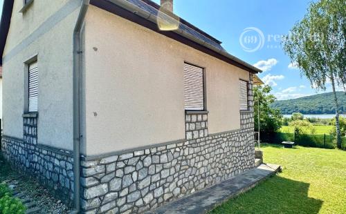 MAĎARSKO - JAZERO RAKACA - POSCHODOVÁ 4 IZBOVÁ CHATA PRI JAZERE S TERASOU.