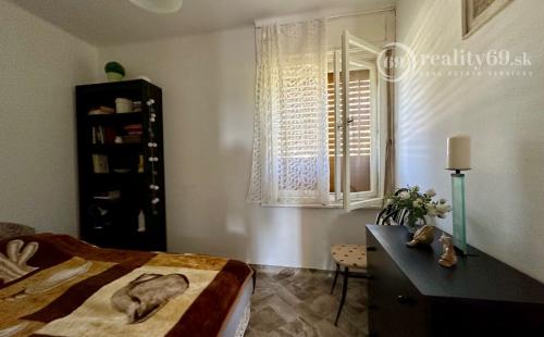 MAĎARSKO - JAZERO RAKACA - POSCHODOVÁ 4 IZBOVÁ CHATA PRI JAZERE S TERASOU.