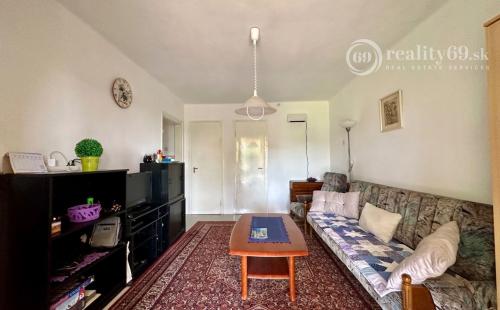 MAĎARSKO - JAZERO RAKACA - POSCHODOVÁ 4 IZBOVÁ CHATA PRI JAZERE S TERASOU.