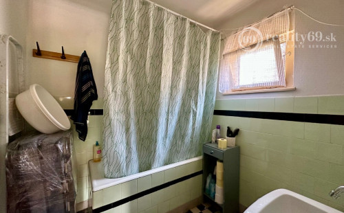 MAĎARSKO - JAZERO RAKACA - POSCHODOVÁ 4 IZBOVÁ CHATA PRI JAZERE S TERASOU.