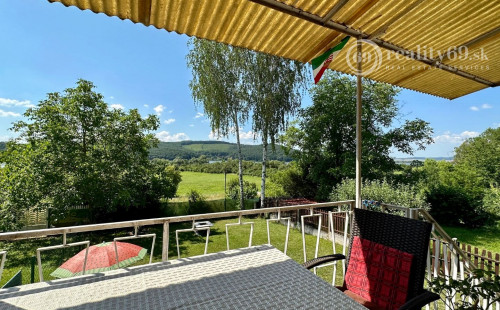 MAĎARSKO - JAZERO RAKACA - POSCHODOVÁ 4 IZBOVÁ CHATA PRI JAZERE S TERASOU.