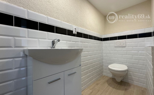 MAĎARSKO - JAZERO RAKACA - POSCHODOVÁ 3 IZBOVÁ CHATA, KUCHYŇA, PRI JAZERE S TERASOU.