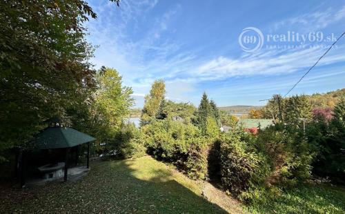 MAĎARSKO - JAZERO RAKACA - 4 IZBOVÁ ZARIADENÁ ZRUBOVÁ POSCHODOVÁ CHATA PRI JAZERE S TERASOU.