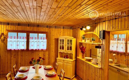 MAĎARSKO - JAZERO RAKACA - 4 IZBOVÁ ZARIADENÁ ZRUBOVÁ POSCHODOVÁ CHATA PRI JAZERE S TERASOU.