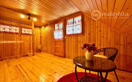 MAĎARSKO - JAZERO RAKACA - 4 IZBOVÁ ZARIADENÁ ZRUBOVÁ POSCHODOVÁ CHATA PRI JAZERE S TERASOU.