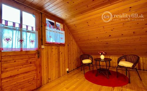 MAĎARSKO - JAZERO RAKACA - 4 IZBOVÁ ZARIADENÁ ZRUBOVÁ POSCHODOVÁ CHATA PRI JAZERE S TERASOU.