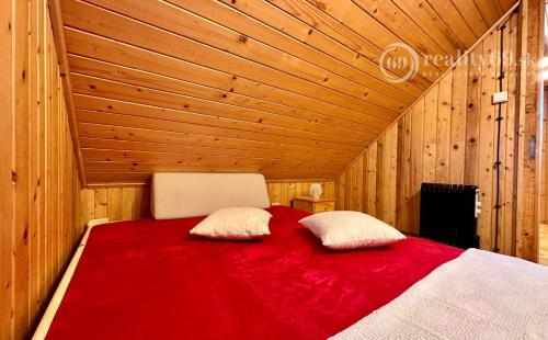 MAĎARSKO - JAZERO RAKACA - 4 IZBOVÁ ZARIADENÁ ZRUBOVÁ POSCHODOVÁ CHATA PRI JAZERE S TERASOU.