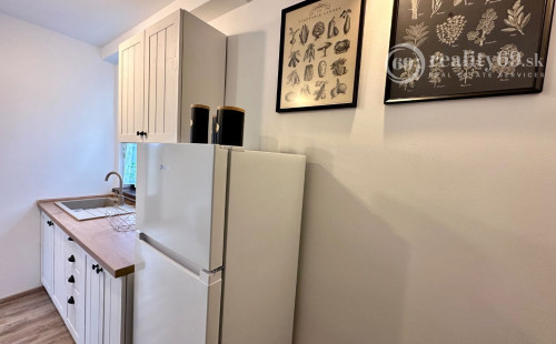 MAĎARSKO - JAZERO RAKACA - KOMPLETNE ZARIADENÁ MUROVANÁ POSCHODOVÁ CHATA PRI JAZERE S TERASOU.