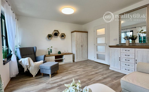 MAĎARSKO - JAZERO RAKACA - KOMPLETNE ZARIADENÁ MUROVANÁ POSCHODOVÁ CHATA PRI JAZERE S TERASOU.