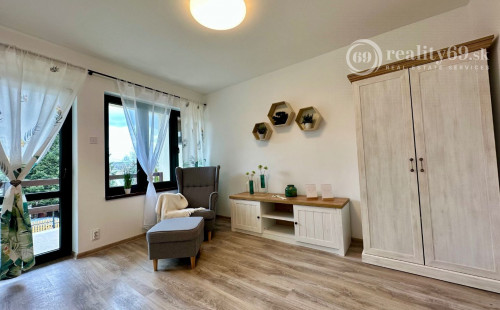 MAĎARSKO - JAZERO RAKACA - KOMPLETNE ZARIADENÁ MUROVANÁ POSCHODOVÁ CHATA PRI JAZERE S TERASOU.