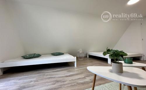 MAĎARSKO - JAZERO RAKACA - KOMPLETNE ZARIADENÁ MUROVANÁ POSCHODOVÁ CHATA PRI JAZERE S TERASOU.