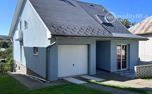 VYŠNÝ KLATOV - 6 IZBOVÝ RD S VÝMEROU 300 M2, POZEMOK 1221 M2.