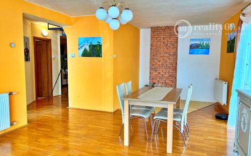 VYŠNÝ KLATOV - 6 IZBOVÝ RD S VÝMEROU 300 M2, POZEMOK 1221 M2.