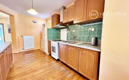 VYŠNÝ KLATOV - 6 IZBOVÝ RD S VÝMEROU 300 M2, POZEMOK 1221 M2.