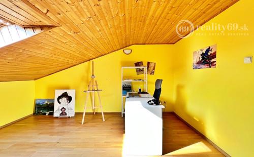 VYŠNÝ KLATOV - 6 IZBOVÝ RD S VÝMEROU 300 M2, POZEMOK 1221 M2.