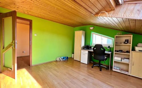 VYŠNÝ KLATOV - 6 IZBOVÝ RD S VÝMEROU 300 M2, POZEMOK 1221 M2.