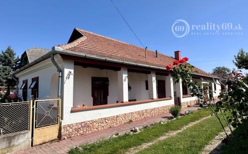 MAĎARSKO - MÉRA - PEKNÝ 6 IZBOVÝ ZREKONŠTRUOVANÝ GAZDOVSKÝ DOM.