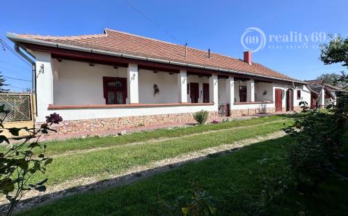 MAĎARSKO - MÉRA - PEKNÝ 6 IZBOVÝ ZREKONŠTRUOVANÝ GAZDOVSKÝ DOM.