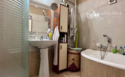 MAĎARSKO - MÉRA - PEKNÝ 6 IZBOVÝ ZREKONŠTRUOVANÝ GAZDOVSKÝ DOM.