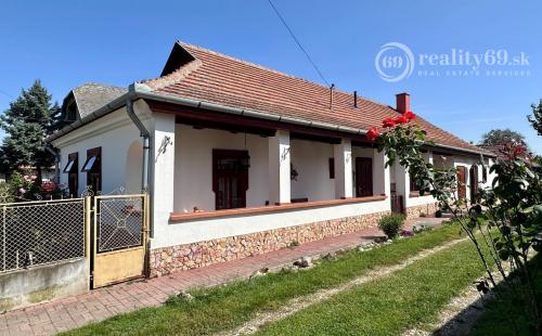 MAĎARSKO - MÉRA - PEKNÝ 6 IZBOVÝ ZREKONŠTRUOVANÝ GAZDOVSKÝ DOM.