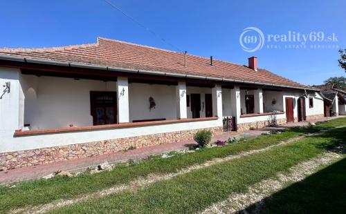 MAĎARSKO - MÉRA - PEKNÝ 6 IZBOVÝ ZREKONŠTRUOVANÝ GAZDOVSKÝ DOM.