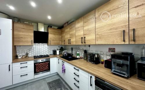 KVP - DÉNEŠOVA - 3 IZBOVÝ BYT PO  REKONŠTRUKCII 70 M2, LODŽIA.