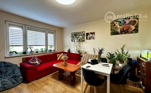 KVP - DÉNEŠOVA - 3 IZBOVÝ BYT PO  REKONŠTRUKCII 70 M2, LODŽIA.