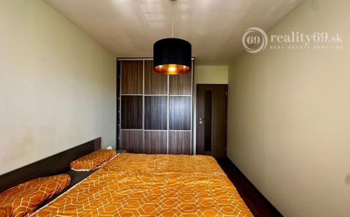 KVP - DÉNEŠOVA - 3 IZBOVÝ BYT PO  REKONŠTRUKCII 70 M2, LODŽIA.