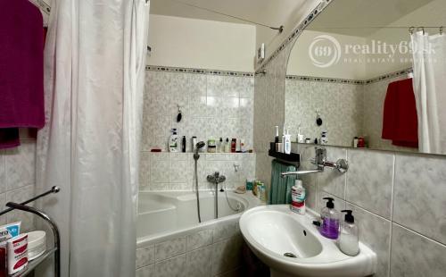 KVP - DÉNEŠOVA - 3 IZBOVÝ BYT PO  REKONŠTRUKCII 70 M2, LODŽIA.