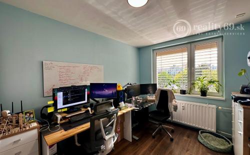 KVP - DÉNEŠOVA - 3 IZBOVÝ BYT PO  REKONŠTRUKCII 70 M2, LODŽIA.