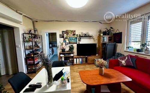 KVP - DÉNEŠOVA - 3 IZBOVÝ BYT PO  REKONŠTRUKCII 70 M2, LODŽIA.