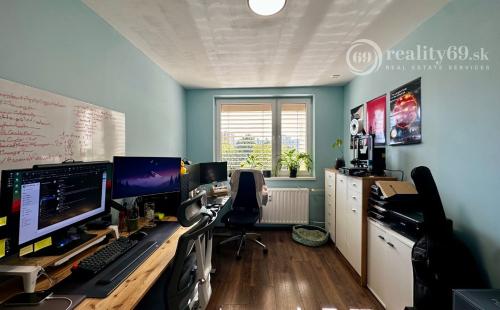 KVP - DÉNEŠOVA - 3 IZBOVÝ BYT PO  REKONŠTRUKCII 70 M2, LODŽIA.