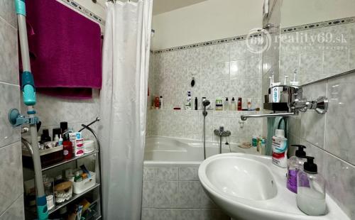 KVP - DÉNEŠOVA - 3 IZBOVÝ BYT PO  REKONŠTRUKCII 70 M2, LODŽIA.