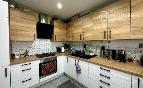 KVP - DÉNEŠOVA - 3 IZBOVÝ BYT PO  REKONŠTRUKCII 70 M2, LODŽIA.