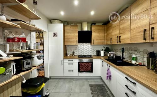 KVP - DÉNEŠOVA - 3 IZBOVÝ BYT PO  REKONŠTRUKCII 70 M2, LODŽIA.