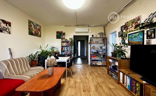 KVP - DÉNEŠOVA - 3 IZBOVÝ BYT PO  REKONŠTRUKCII 70 M2, LODŽIA.