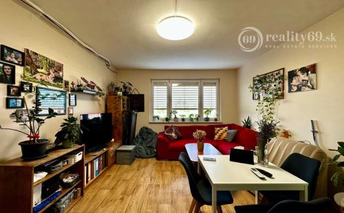 KVP - DÉNEŠOVA - 3 IZBOVÝ BYT PO  REKONŠTRUKCII 70 M2, LODŽIA.