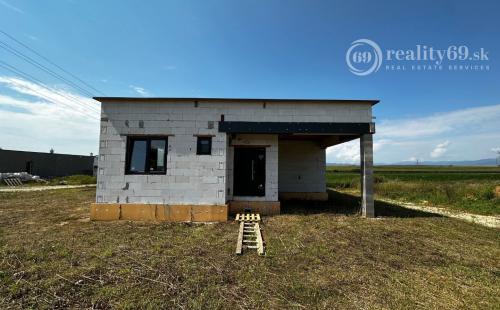 AKCIOVÁ CENA  - CESTICE - RD DOM NA KĽÚČ NOVOSTAVBA 4 IZBOVÉHO DOMU V NOVEJ LOKALITE.