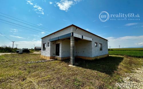 AKCIOVÁ CENA  - CESTICE - RD DOM NA KĽÚČ NOVOSTAVBA 4 IZBOVÉHO DOMU V NOVEJ LOKALITE.