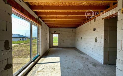 AKCIOVÁ CENA  - CESTICE - RD DOM NA KĽÚČ NOVOSTAVBA 4 IZBOVÉHO DOMU V NOVEJ LOKALITE.