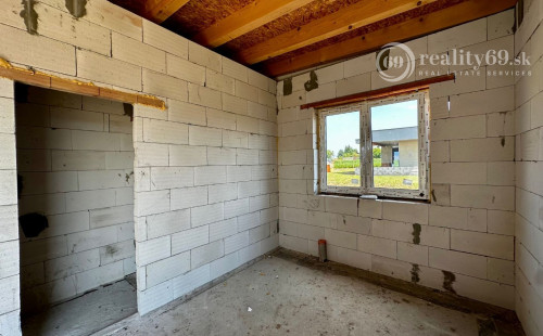 AKCIOVÁ CENA  - CESTICE - RD DOM NA KĽÚČ NOVOSTAVBA 4 IZBOVÉHO DOMU V NOVEJ LOKALITE.