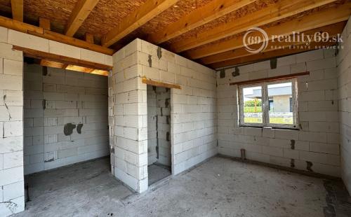 AKCIOVÁ CENA  - CESTICE - RD DOM NA KĽÚČ NOVOSTAVBA 4 IZBOVÉHO DOMU V NOVEJ LOKALITE.