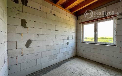 AKCIOVÁ CENA  - CESTICE - RD DOM NA KĽÚČ NOVOSTAVBA 4 IZBOVÉHO DOMU V NOVEJ LOKALITE.